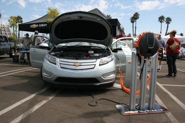 GM宣稱這部CHEVROLET Volt為電動車,其汽油引擎用來幫助馬達充電用的,但已有當地媒體測試超過70mph,汽油引擎會介入傳動。