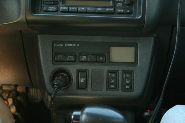 以後就不再是油箱蓋了,都得要改成充電座蓋。圖為 TOYOTA RAV4 EV內裝。