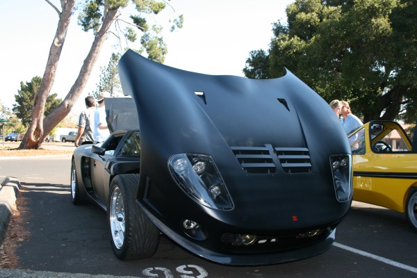 比霹靂車還霹靂的改裝電動超跑!引擎蓋下的不是引擎,而是電動馬達。