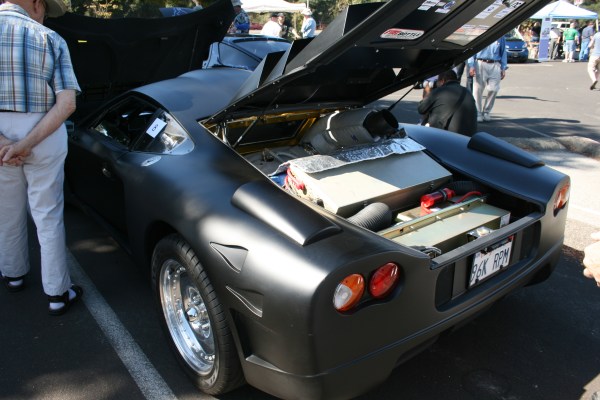 比霹靂車還霹靂的改裝電動超跑!引擎蓋下的不是引擎,而是電動馬達。