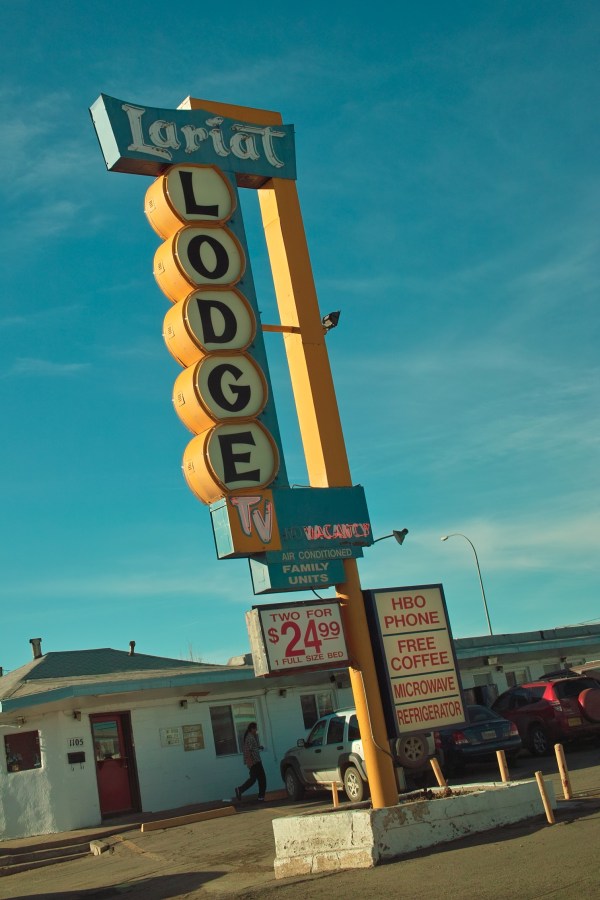 老舊的汽車旅館,難得看見還有在營業的。