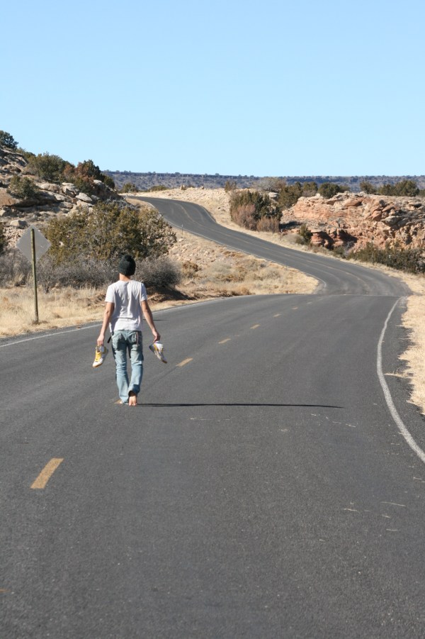 終於遇到路況好、風景優的一小段66號公路。打著赤腳走著，幻想自己是大明星…