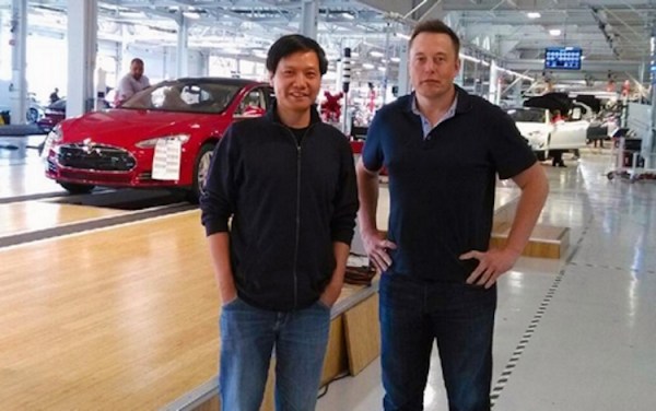 雷軍(左)將帶著小米經驗勇闖電動車產業