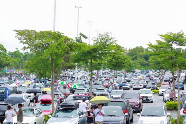 車滿為患的麗寶樂園停車場。這就是破紀錄的1000輛車的旅行風Wagonist Taiwan無差別車聚。