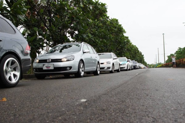 井然有序準備進場的VOLKSWAGEN Golf Variant車系。