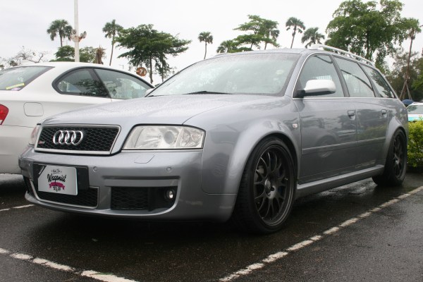 性能跑旅王者： AUDI RS6 Avant。